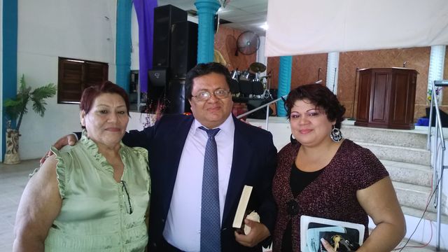 Pastor Juan Ramon Lopez con Pastoras de Iglesia Viviendo en El Espiritu Filadelfia Col. Lopez Arellano, S.P.S.